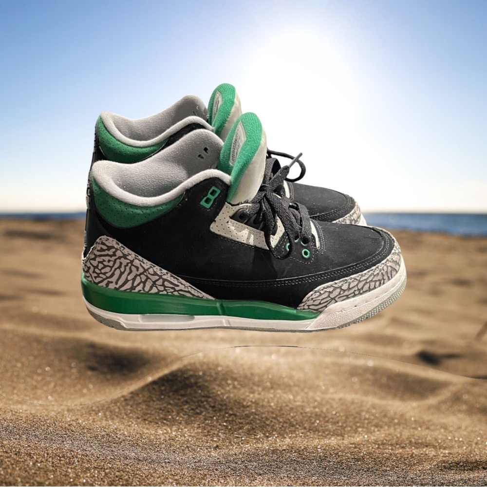 Pre-owned  ( Air jordan 3 pine greens )Authentic with original box size 5.5 Y